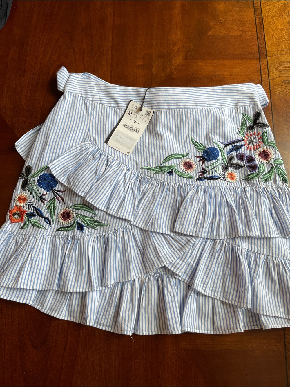 NWT Zara frilly skirt embroidered and striped white and blue size M